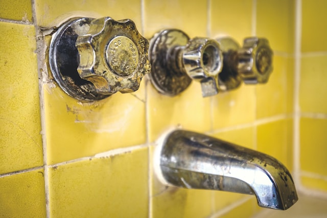 Get The Best Plumber In Rockwall Texas to fix an old leaky bathtub faucet.

